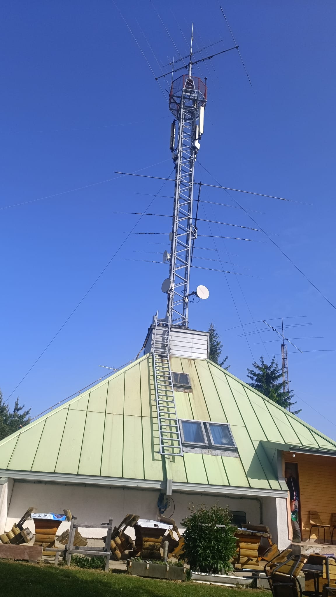 Off-Grid Communication  For Everyone.  Komunikacija van mreže za sve!